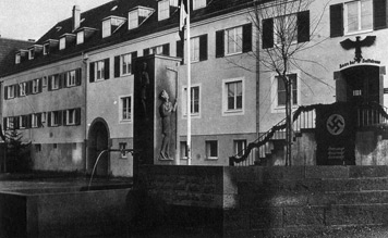 1935 wurde das damals so genannte "Haus der Volkstreue" am heutigen Schmalzmarkt eingeweiht, im Vordergrund der "Hitler-Jugend-Brunnen". (Fotografie, wohl 1935)