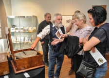 Sammler Rudi Clausnitzer mit Ausstellungsbesucherinnen