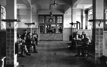 Arbeiter des Gaswerks Gaisburg bei der Vesperpause. Foto: EnBW-Archiv Arbeiter des Gaswerks Gaisburg bei der Vesperpause. Foto: EnBW-Archiv