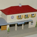 Neu in der Ausstellung: ein Bahnhof aus Blech von Kibri, um 1950. Foto: Gohl