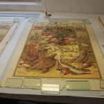 Das uralte, neu entdeckte Werbeplakat für Nills Aquarium auf dem Arbeitstisch der Re-stauratorin. Foto: Aull