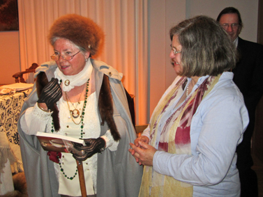 Gräfin Andrea von Degenfeld-Schonburg (rechts) und Karin Sinn als Herzogin Wera. Foto: pm