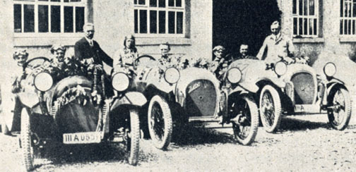 Die Exkursion zu Gaisburger Industriestandorten führt auch zu den Gebäuden, in denen einst diese Rennwagen gebaut wurden, Aufnahme von 1924. Sammlung MUSE-O