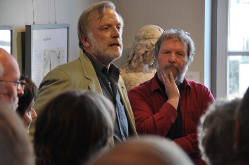 Jörg Kleinbeck (links) führte in die Ausstellung ein. Foto: aia