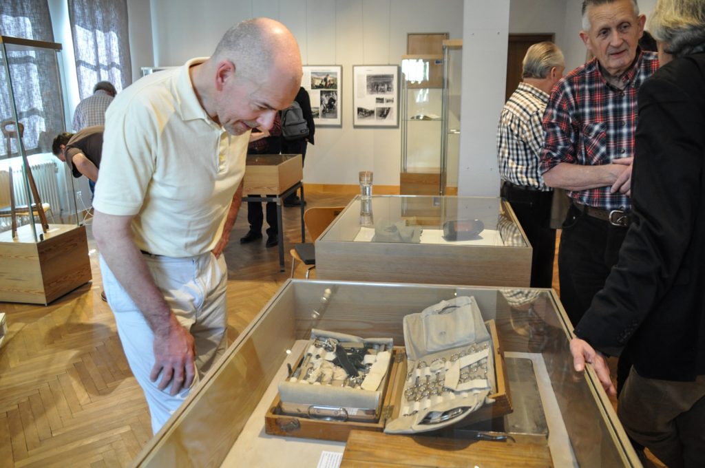 Zu den Ausstellungsstücken gehört ein Feld-Operationsbesteck.